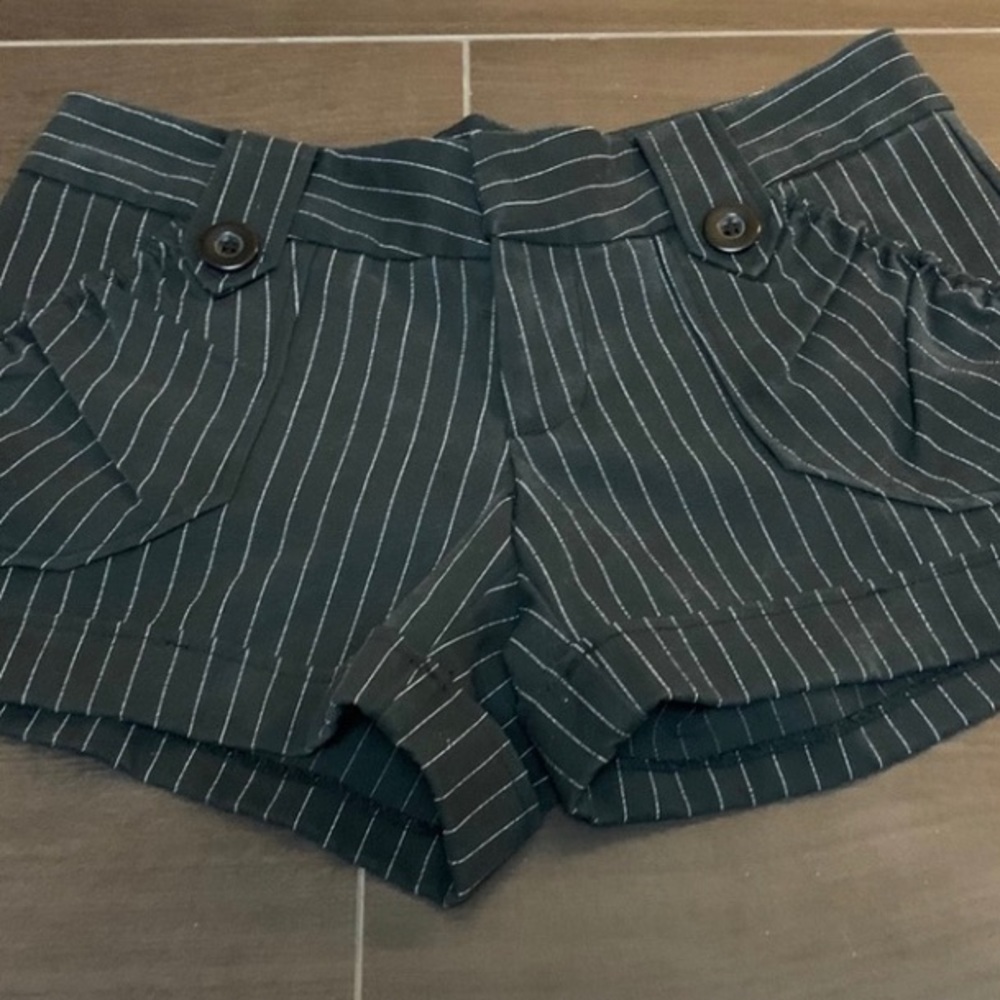 Fleurish Ladies Black Shorts Size 3 with 2 Pockets